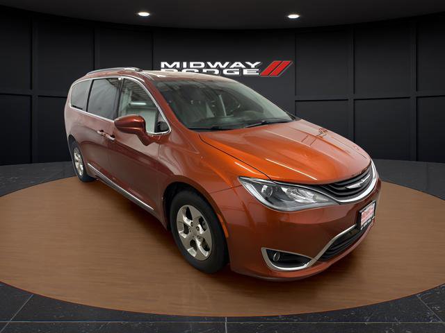 Used 2018 Chrysler Pacifica Touring-L FWD image 1