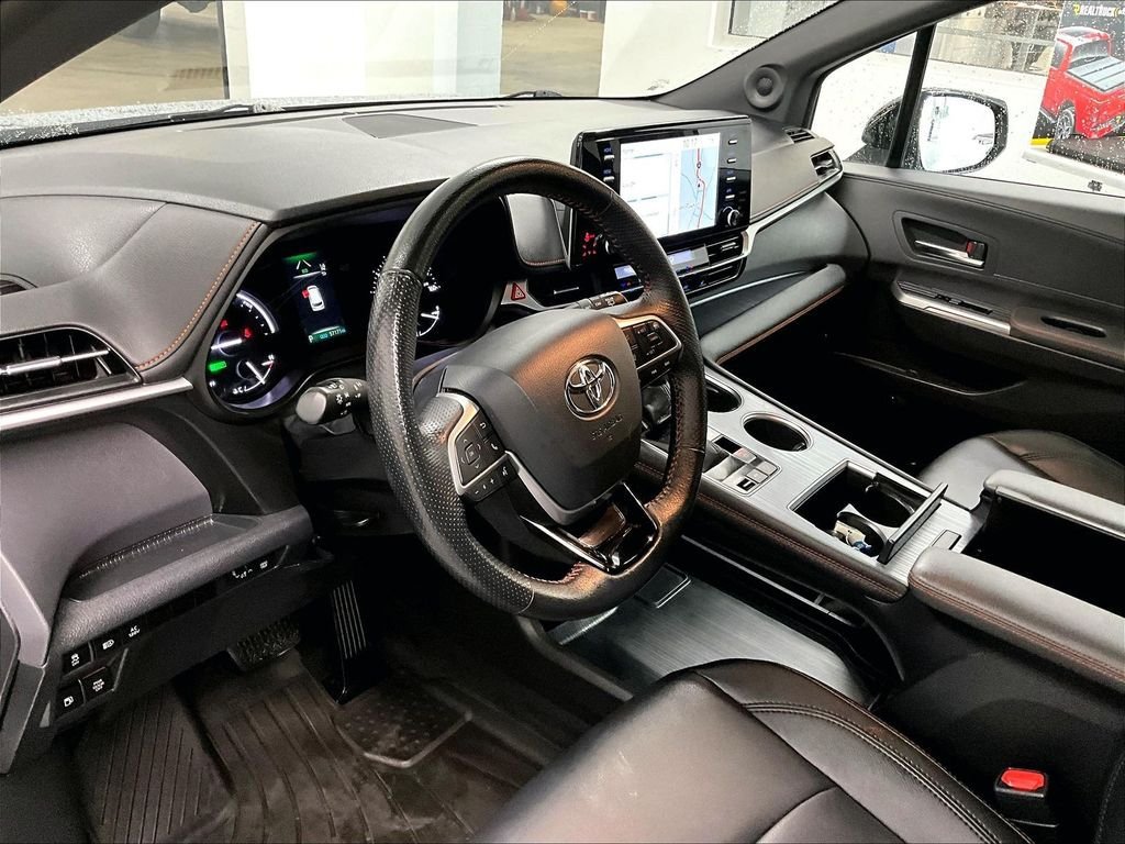 Used 2021 Toyota Sienna XSE w/ XSE Plus Package AWD/4WD image 8