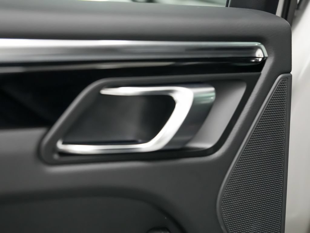 Certified 2026 Porsche Macan Turbo AWD/4WD image 15