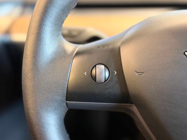 Used 2023 Tesla Model Y Performance AWD/4WD image 25