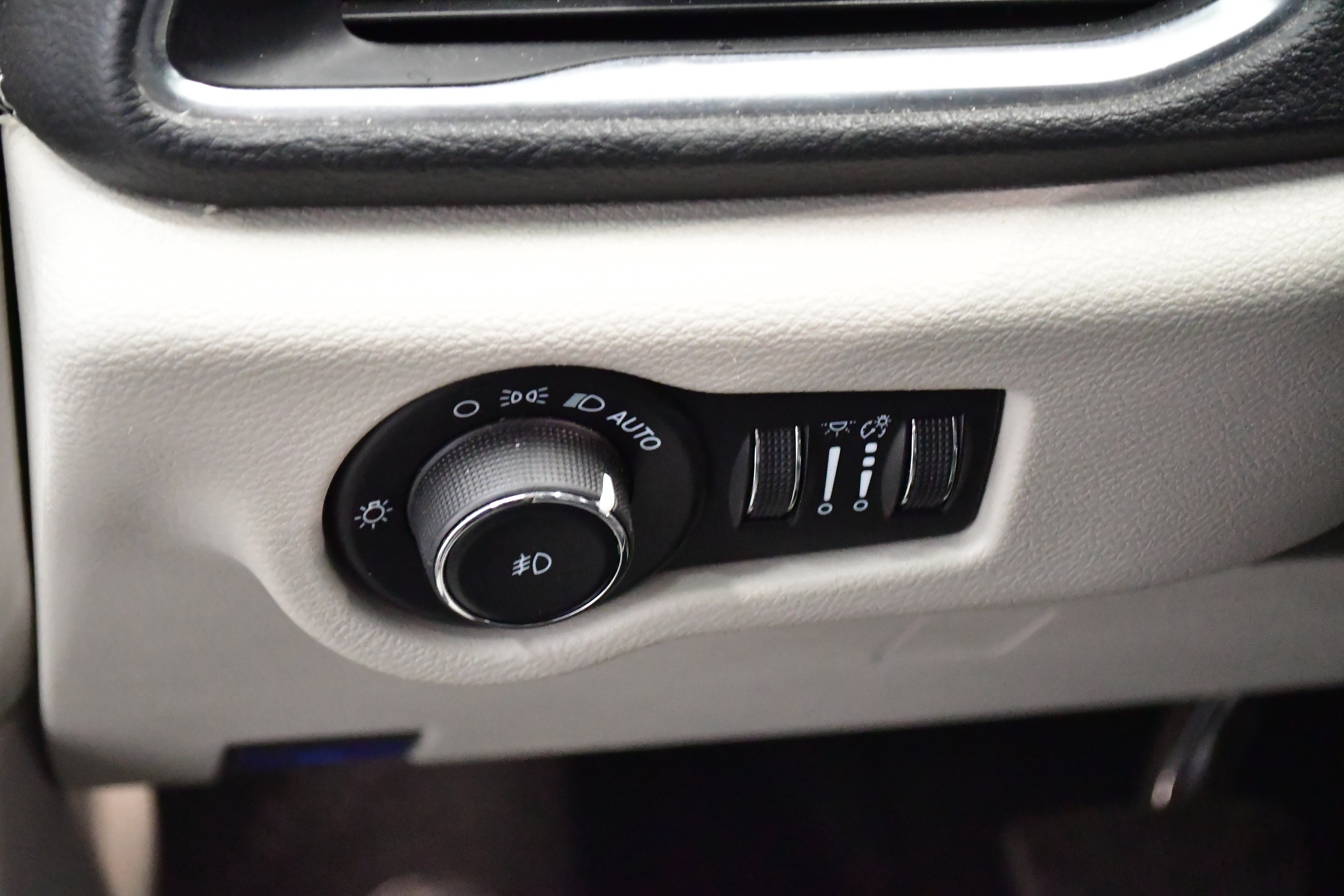Used 2023 Chrysler Pacifica Limited FWD image 17
