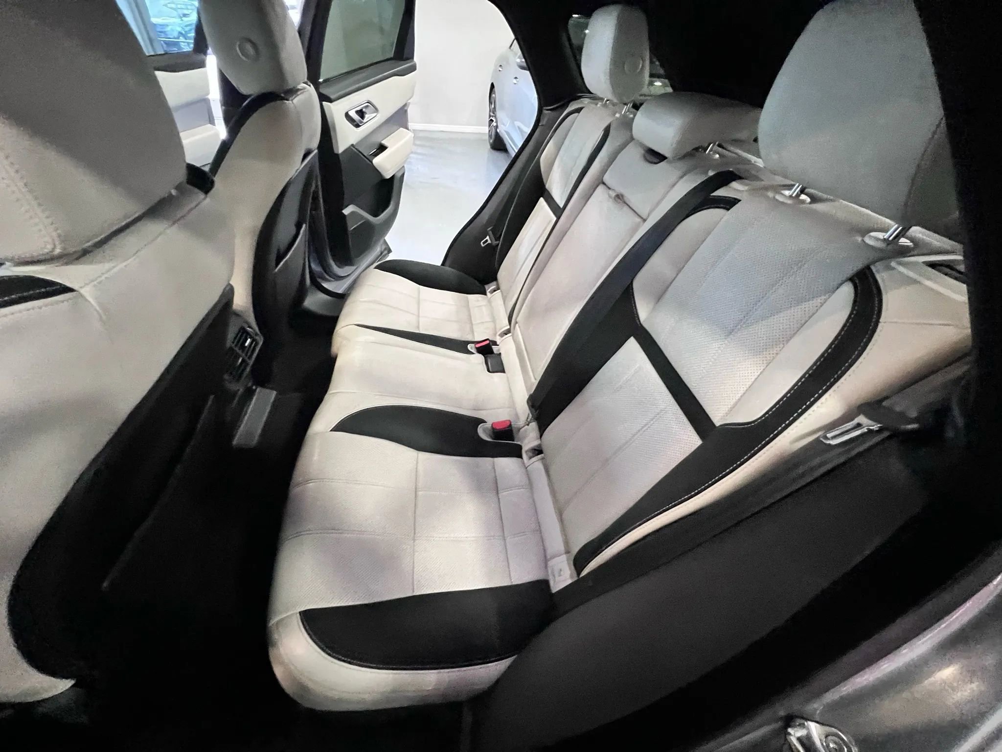 Used 2020 Land Rover Range Rover Velar R-Dynamic S image 12