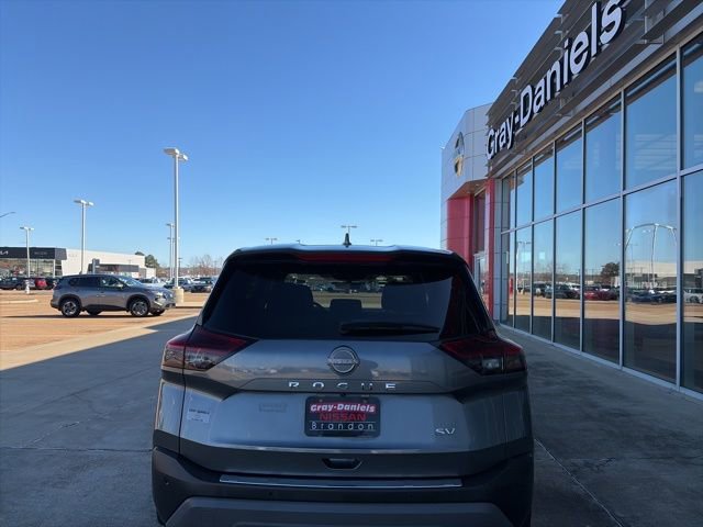 Used 2023 Nissan Rogue SV image 3