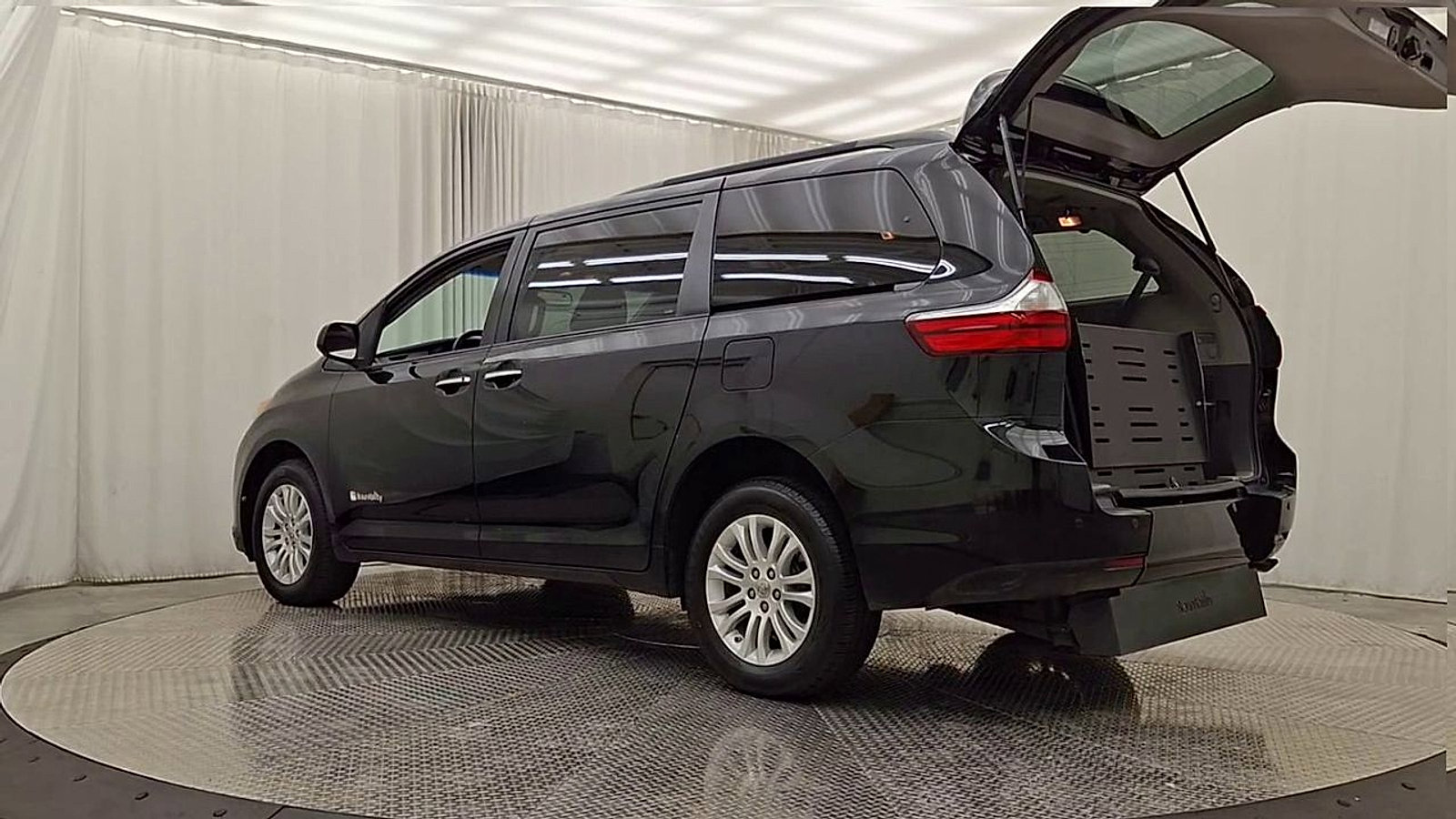 Used 2015 Toyota Sienna XLE w/ XLE Navigation Package FWD image 6
