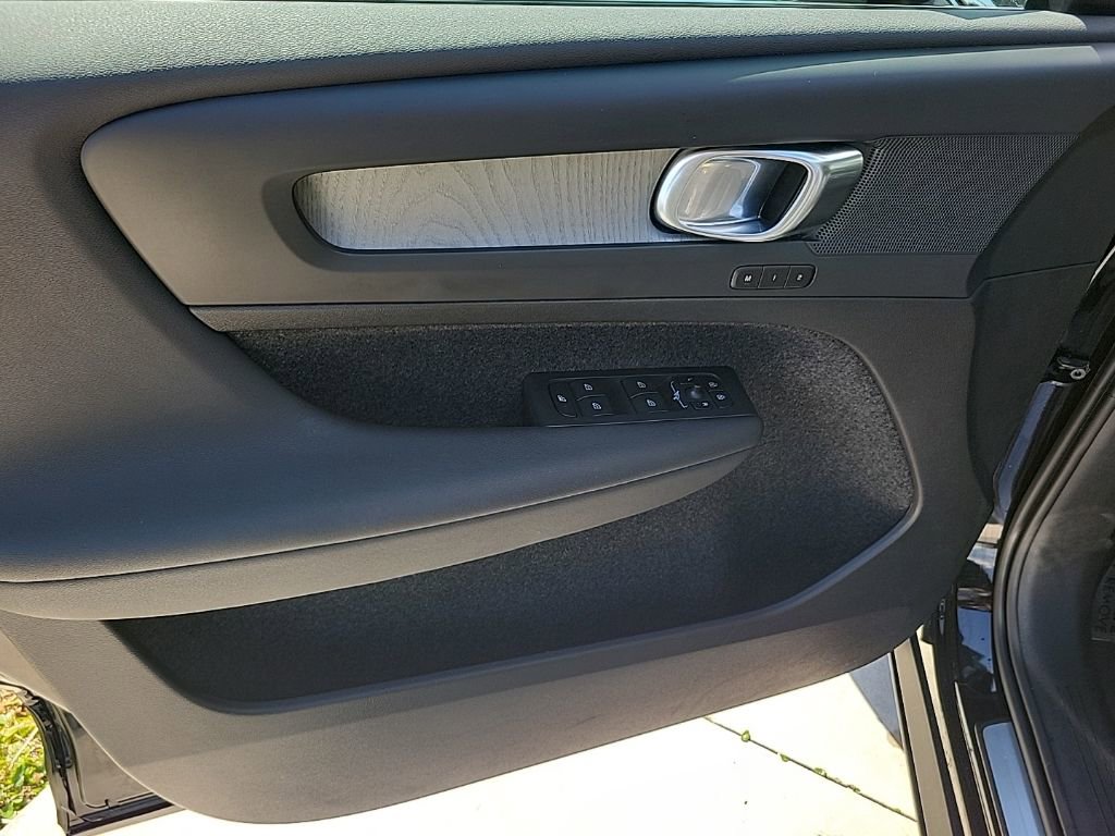 Used 2025 Volvo XC40 B5 Plus image 14