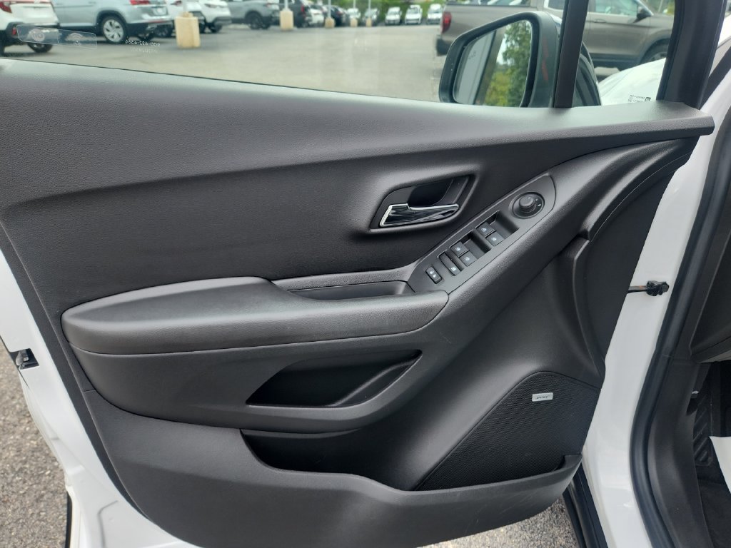 Used 2020 Chevrolet Trax LT w/ Sun & Sound Package AWD/4WD image 11