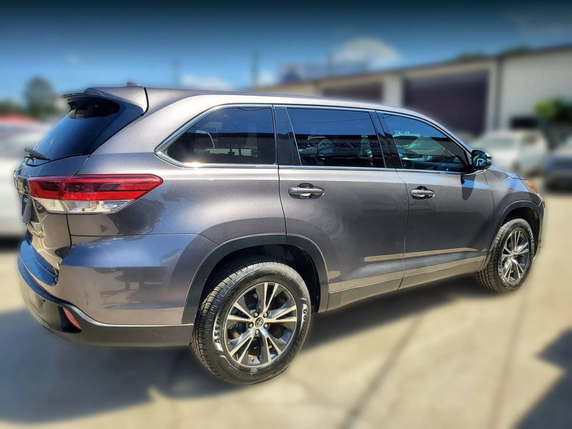 Used 2019 Toyota Highlander Plus FWD image 16