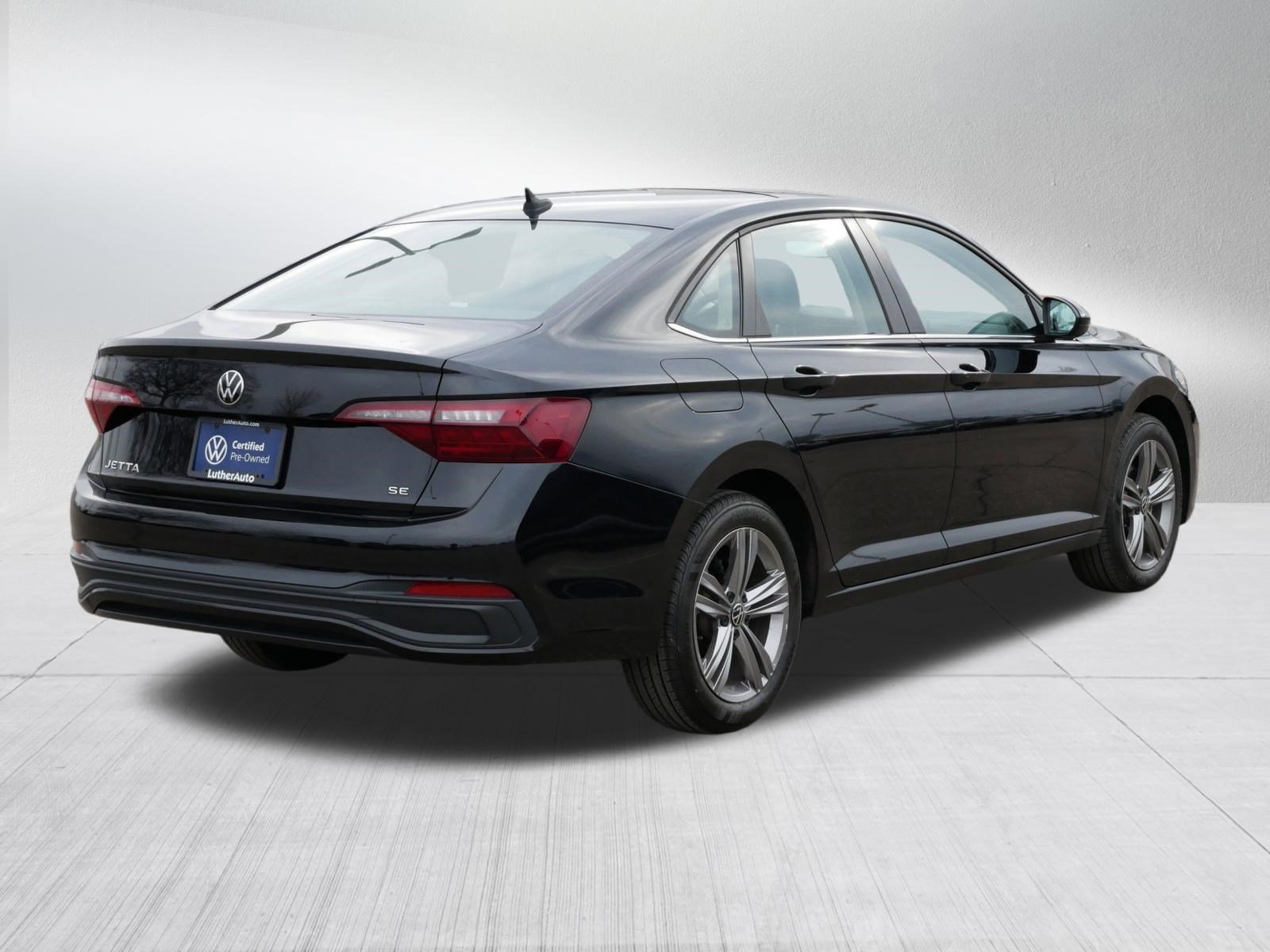 Certified 2022 Volkswagen Jetta SE w/ Panoramic Sunroof Package image 7