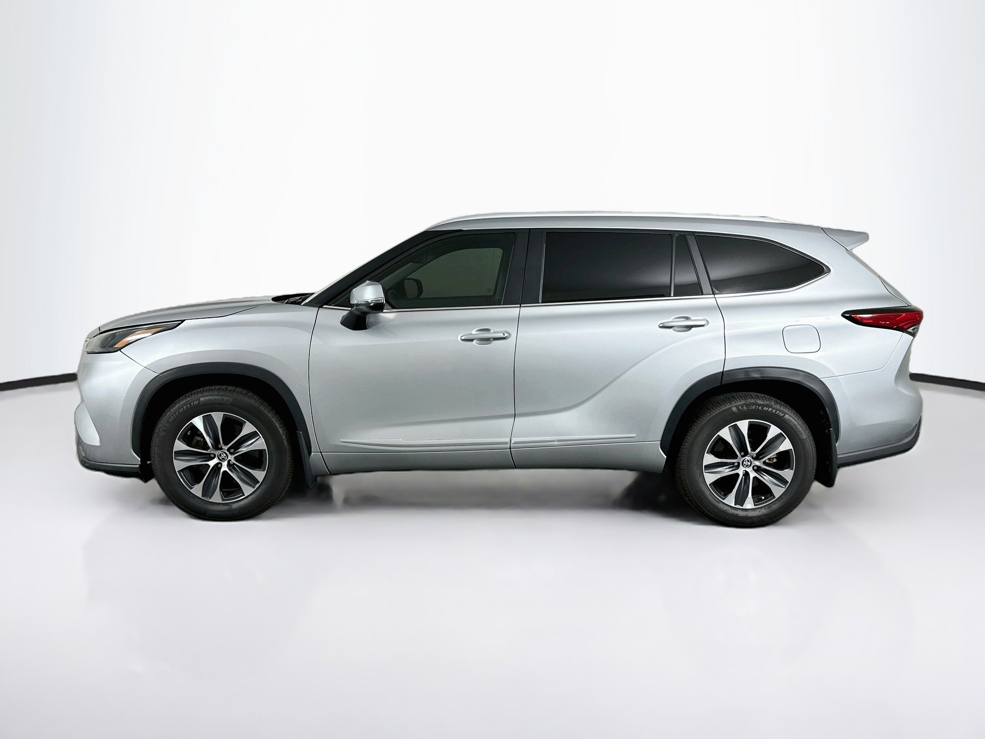 Used 2023 Toyota Highlander XLE FWD image 4