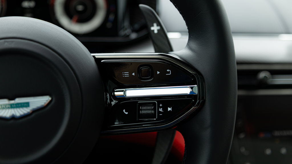 Used 2025 Aston Martin Vanquish RWD image 22