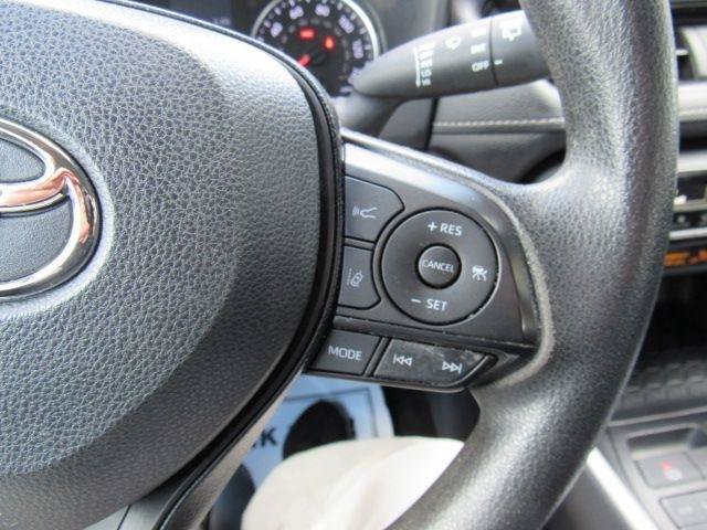 Used 2021 Toyota RAV4 LE AWD/4WD image 19