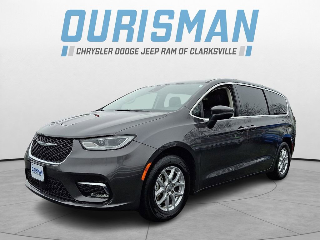 Used 2023 Chrysler Pacifica Touring-L image 3