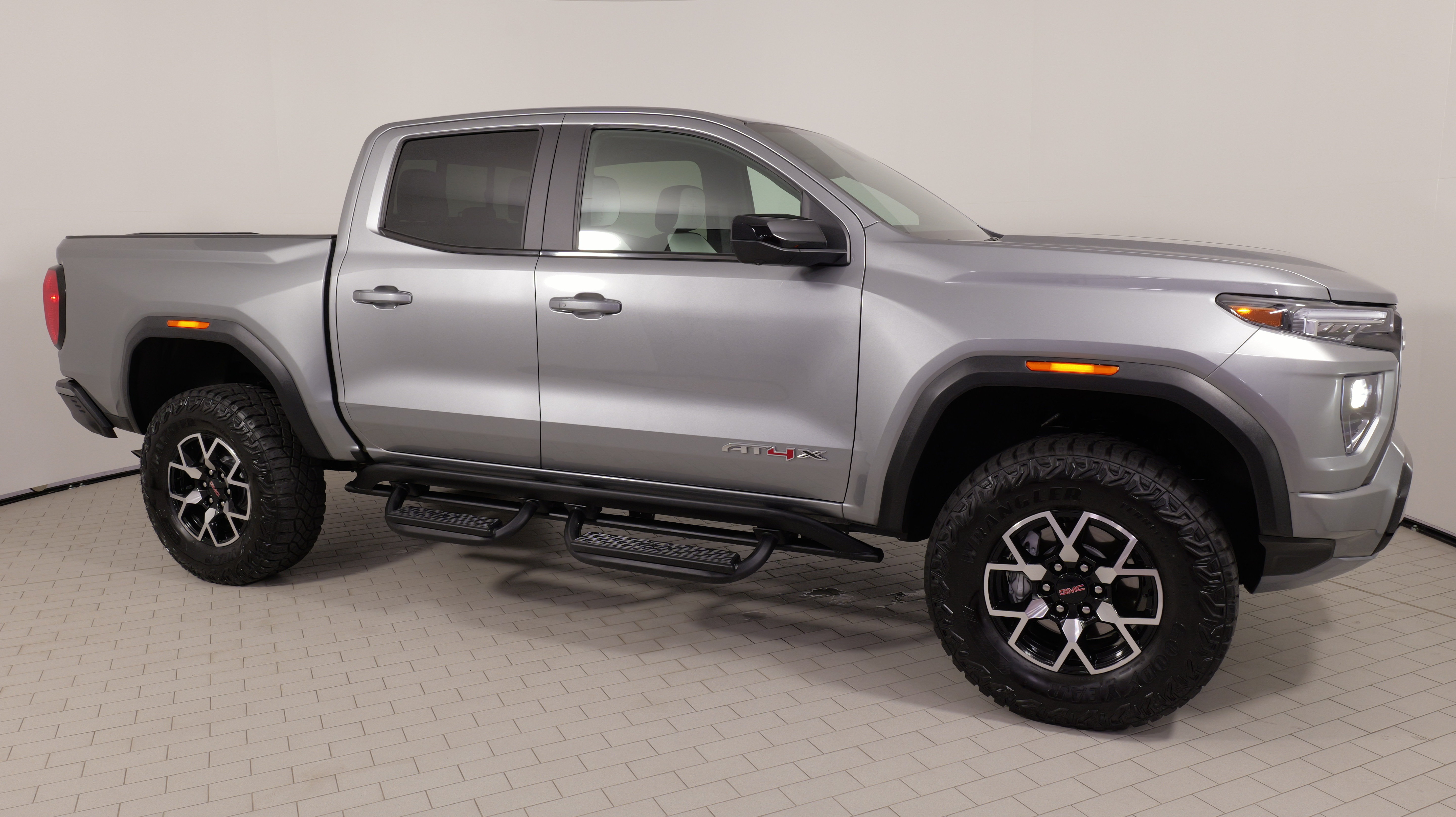Used 2024 GMC Canyon AT4X AWD/4WD image 9
