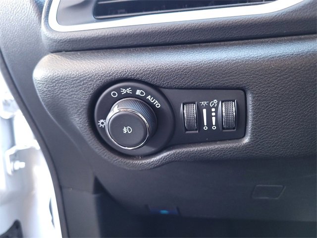 Certified 2025 Chrysler Pacifica Select image 13