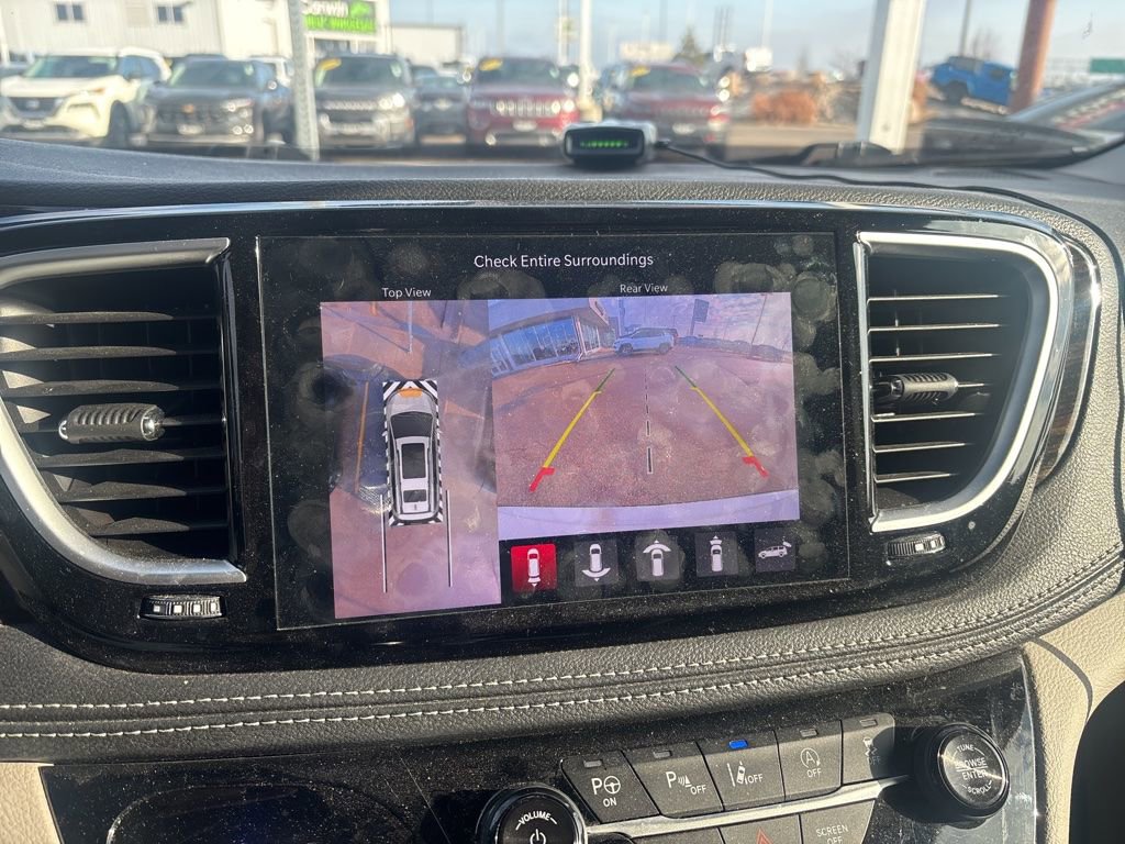 Used 2024 Chrysler Pacifica Limited image 16