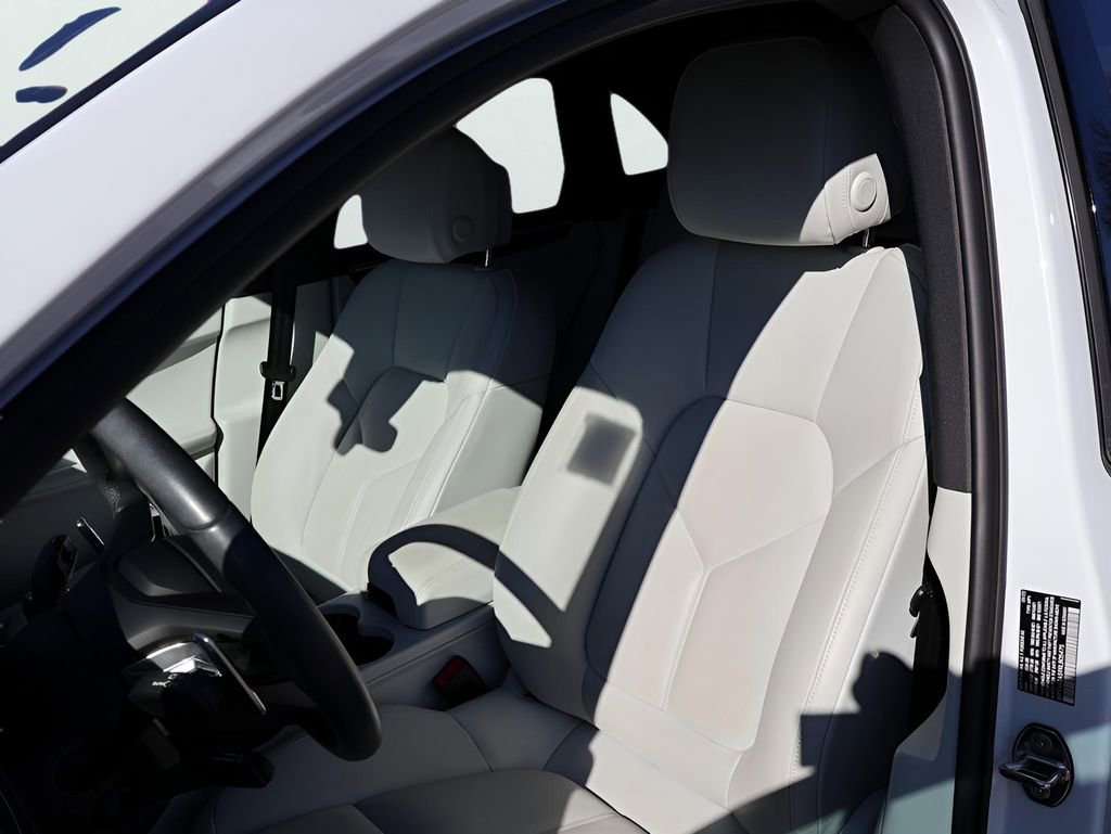 Certified 2024 Porsche Macan image 5
