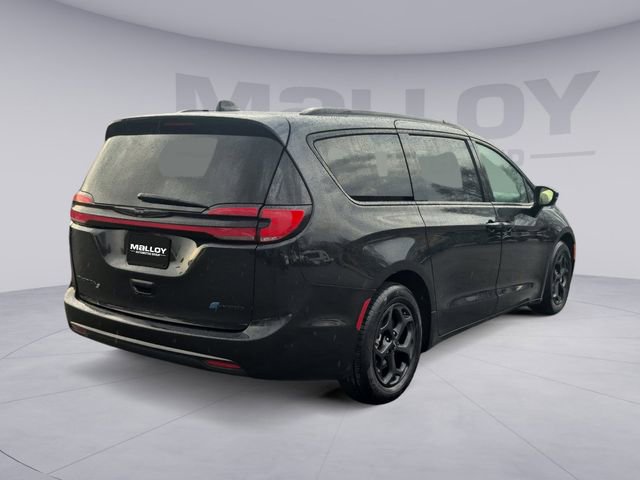 Used 2024 Chrysler Pacifica Premium image 5