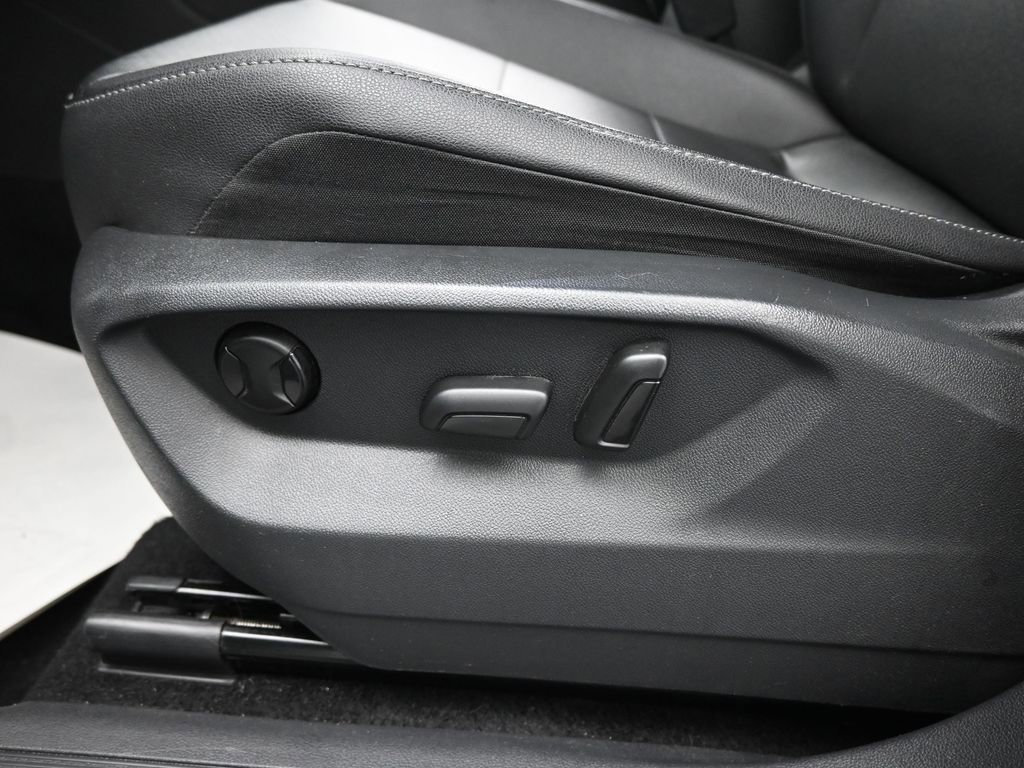 Used 2019 Volkswagen Tiguan SE w/ Panoramic Sunroof Package image 11