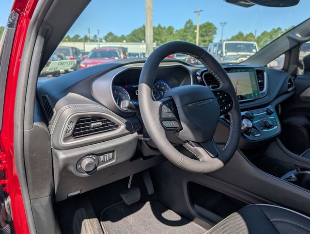 New 2027 Chrysler Pacifica Limited FWD image 32