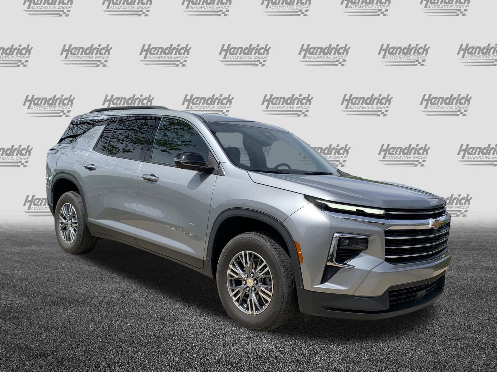 Used 2024 Chevrolet Traverse LT image 2