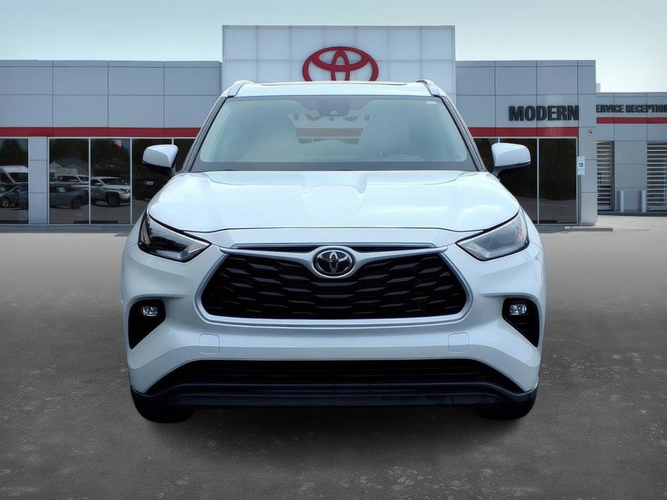 Used 2023 Toyota Highlander XLE image 2
