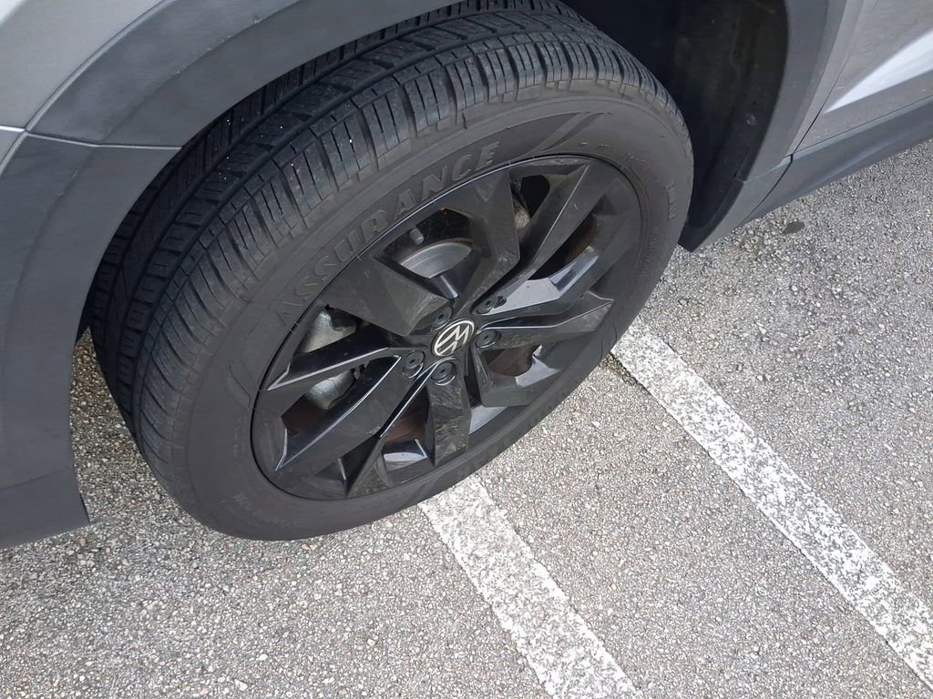 Certified 2023 Volkswagen Taos SE w/ Black Wheel Package FWD image 5