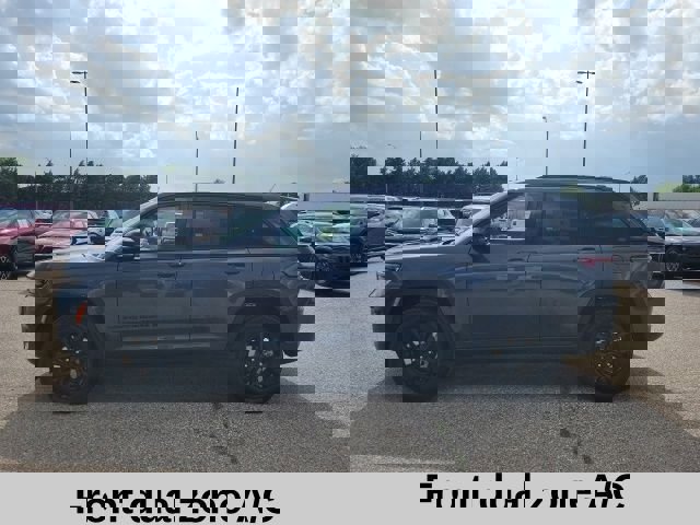 New 2025 Jeep Grand Cherokee Altitude image 3