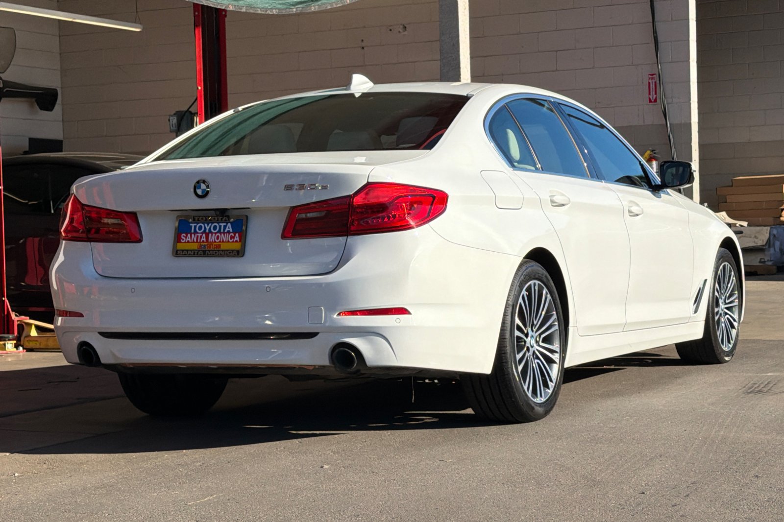 Used 2020 BMW 530e w/ Premium Package RWD image 4