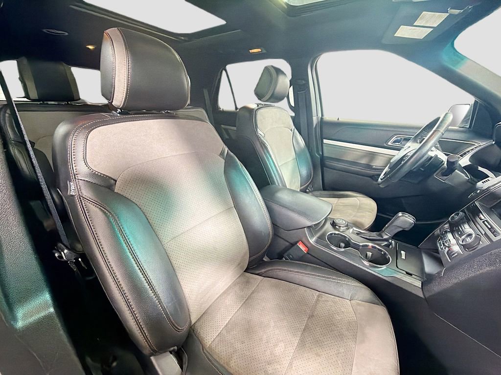 Used 2017 Ford Explorer XLT w/ Equipment Group 202A AWD/4WD image 31