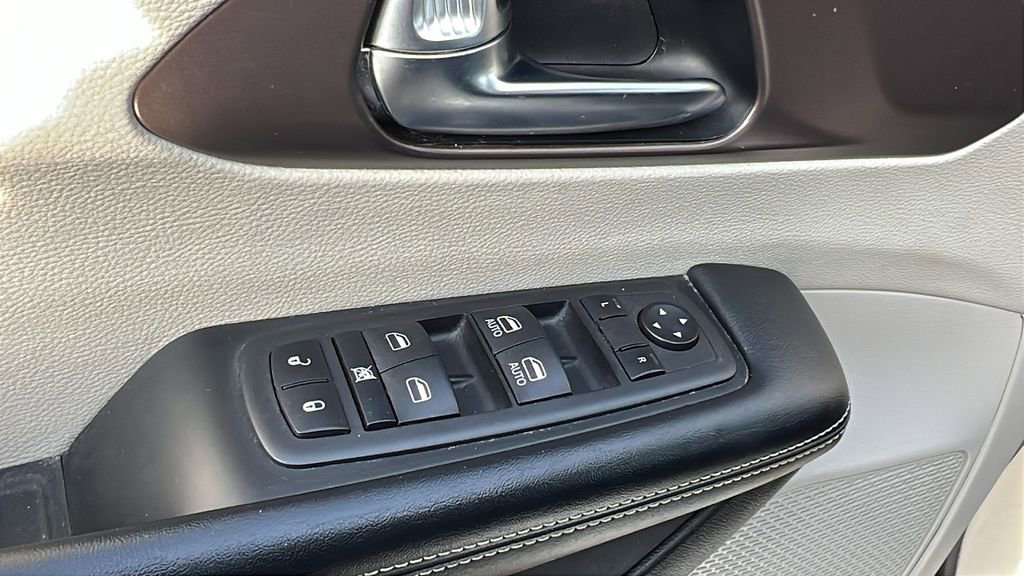 Used 2023 Chrysler Voyager LX image 28