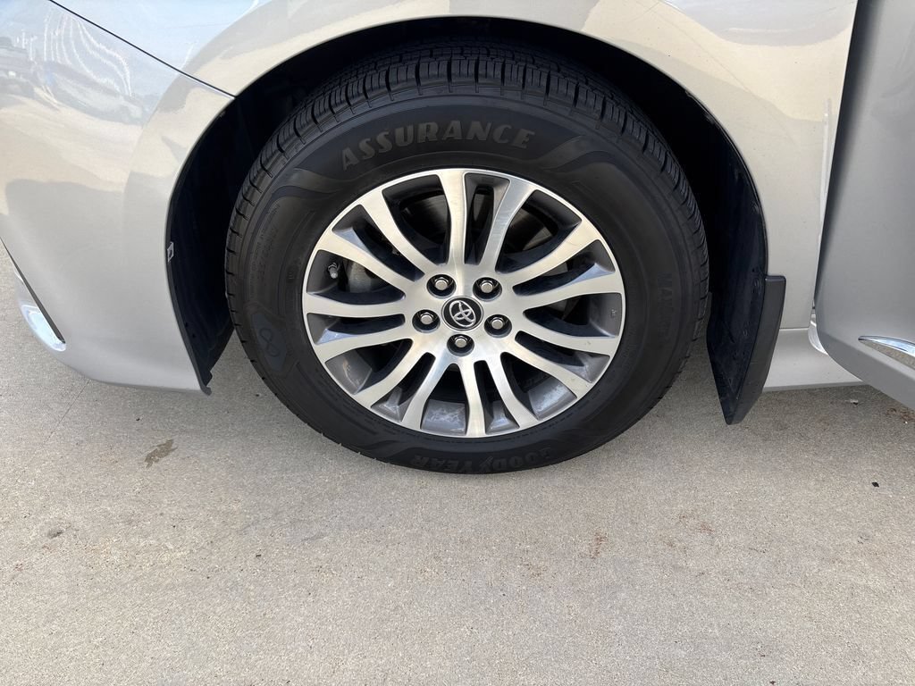 Used 2018 Toyota Sienna XLE w/ XLE Navigation Package FWD image 27