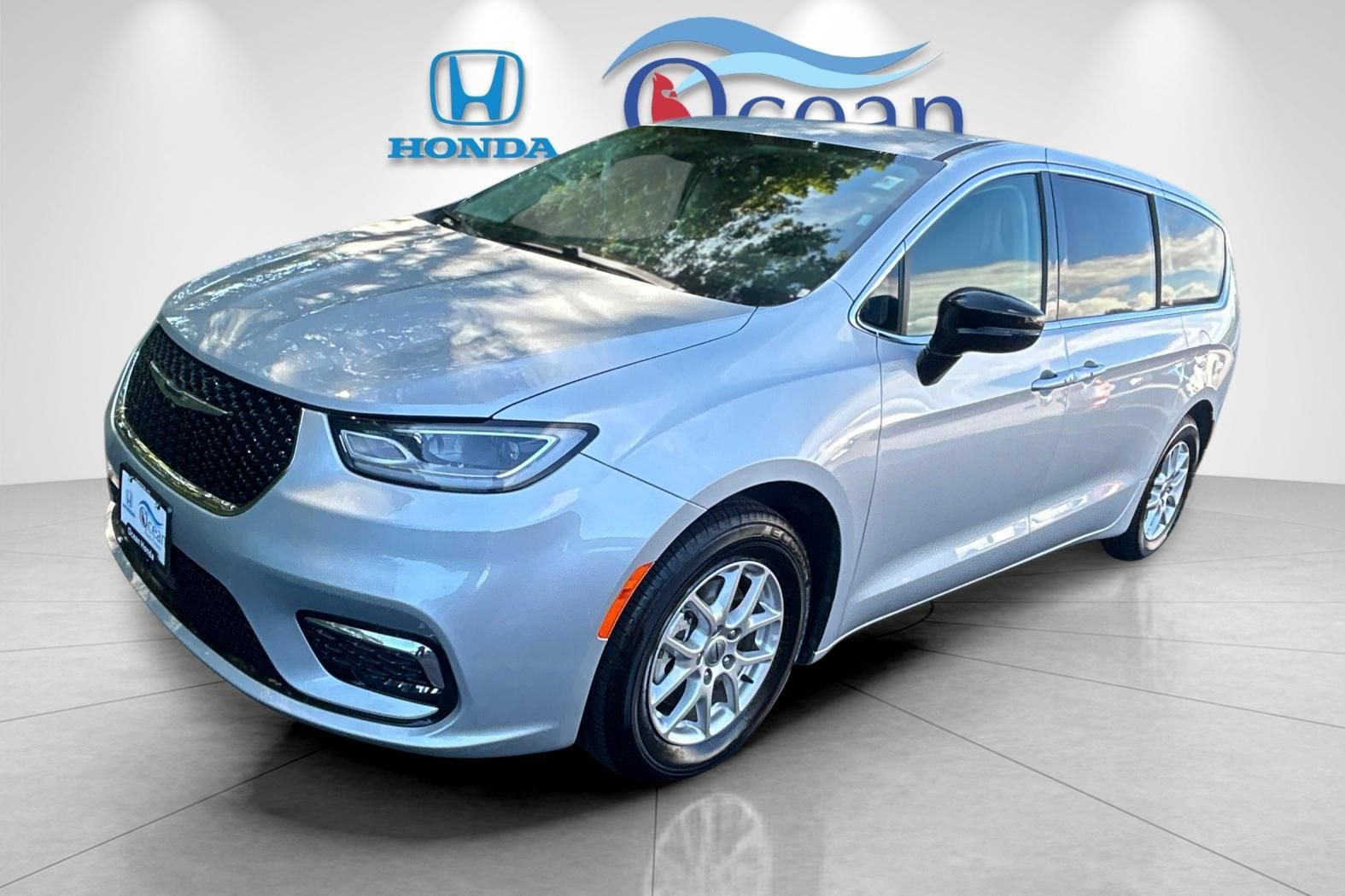 Used 2024 Chrysler Pacifica Touring-L FWD image 7