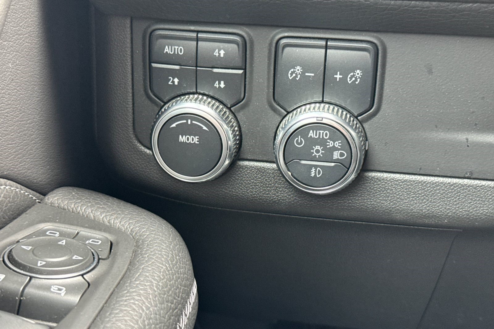 Used 2022 GMC Yukon XL Denali AWD/4WD image 34