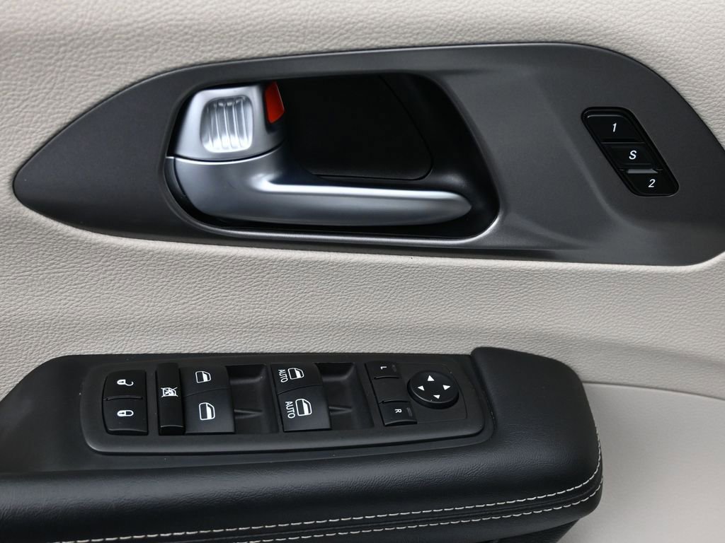 Used 2024 Chrysler Pacifica Touring-L image 31
