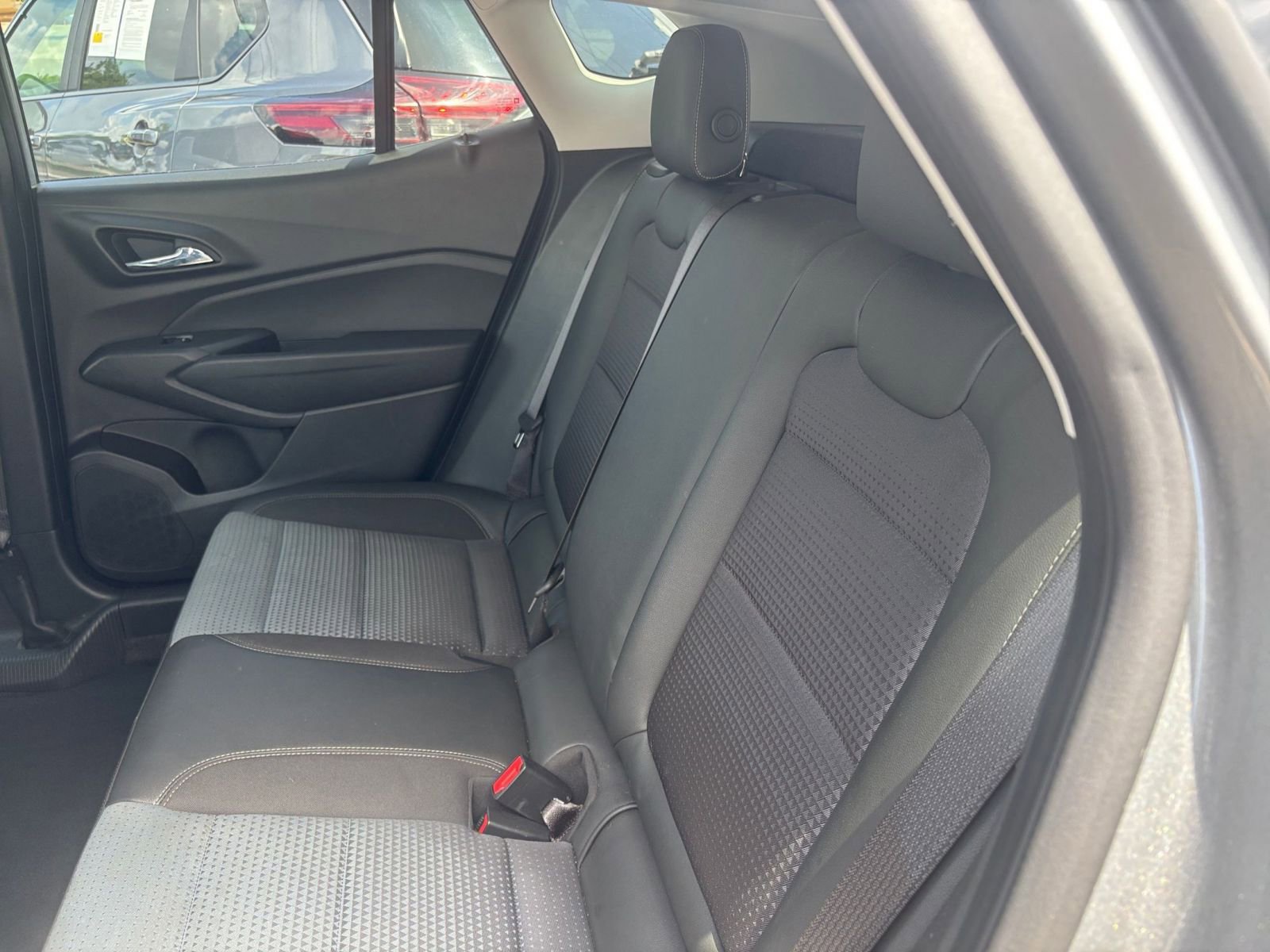 Used 2025 Chevrolet Trax LT w/ LT Convenience Package FWD image 37