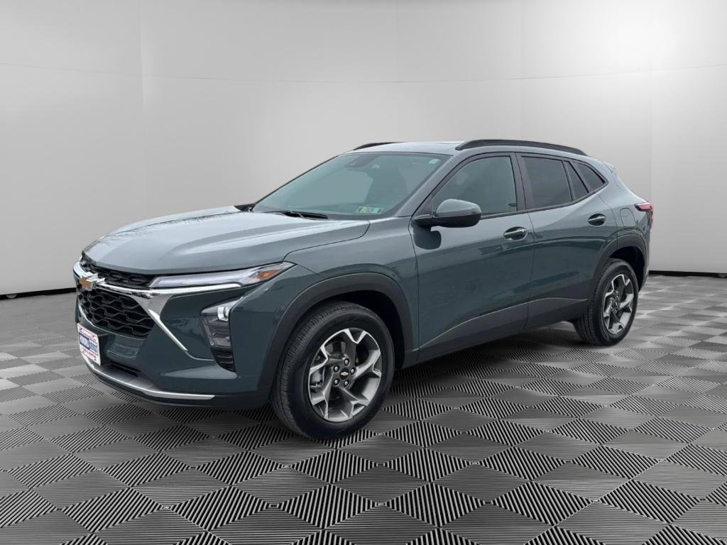 Used 2025 Chevrolet Trax LT w/ Sunroof Package image 1