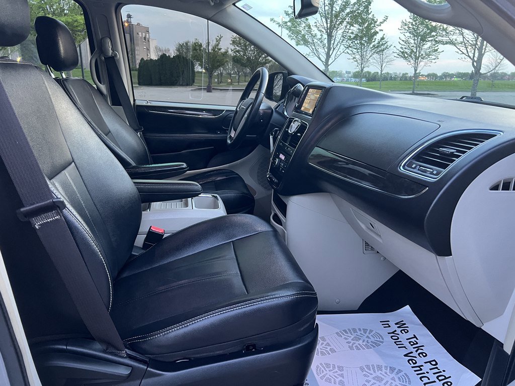 Used 2014 Chrysler Town & Country Touring FWD image 11