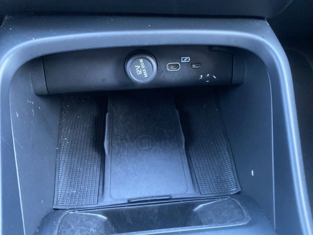 Used 2024 Volvo XC40 B5 Core image 24