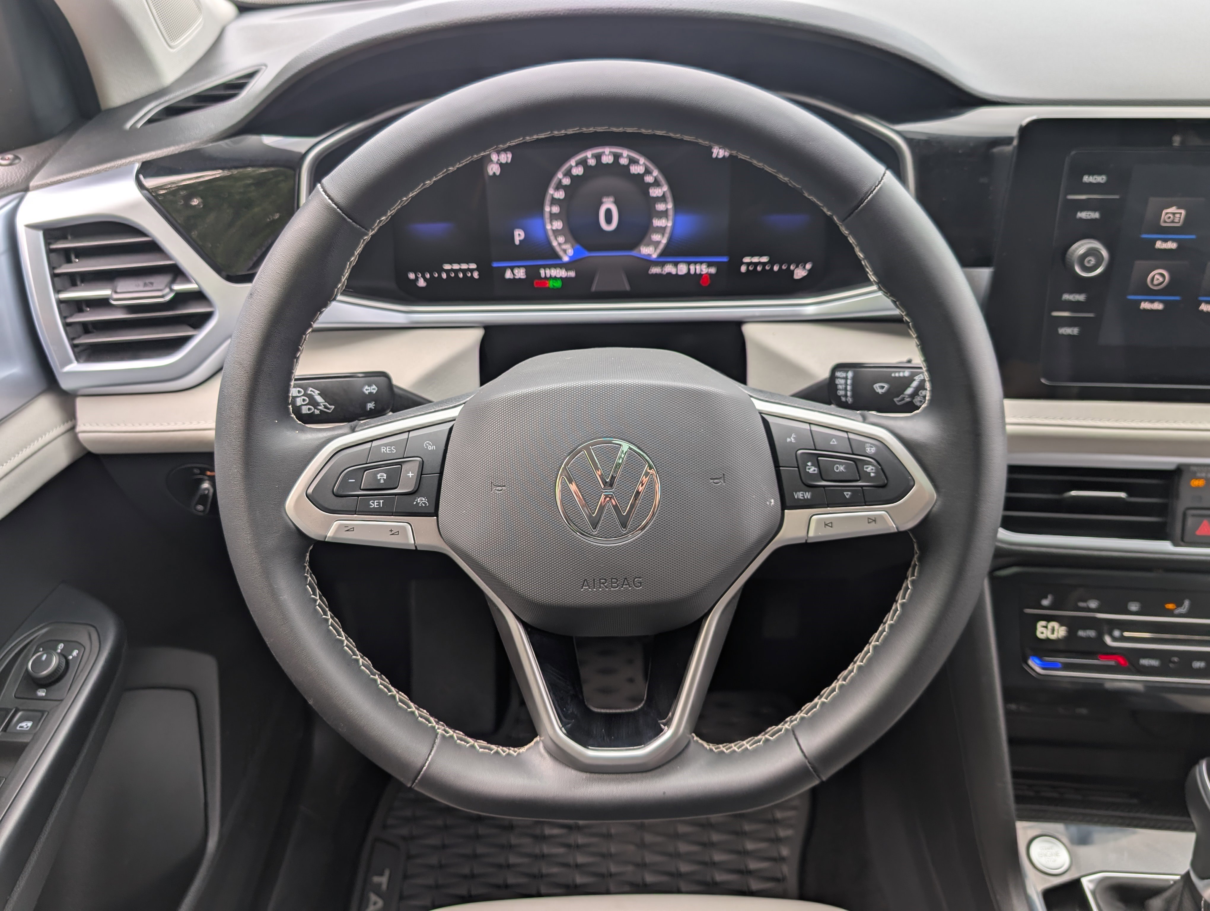 Used 2025 Volkswagen Taos SE w/ Panoramic Sunroof Package FWD image 24