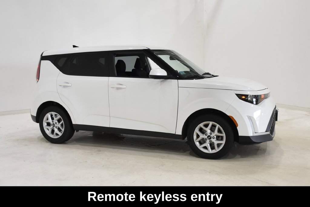 Used 2025 Kia Soul LX w/ LX Technology Package FWD image 3