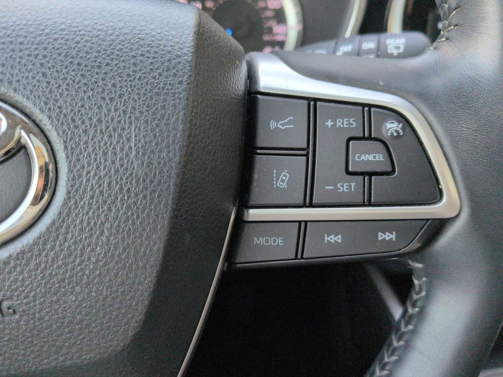 Used 2023 Toyota Highlander XLE AWD/4WD image 27