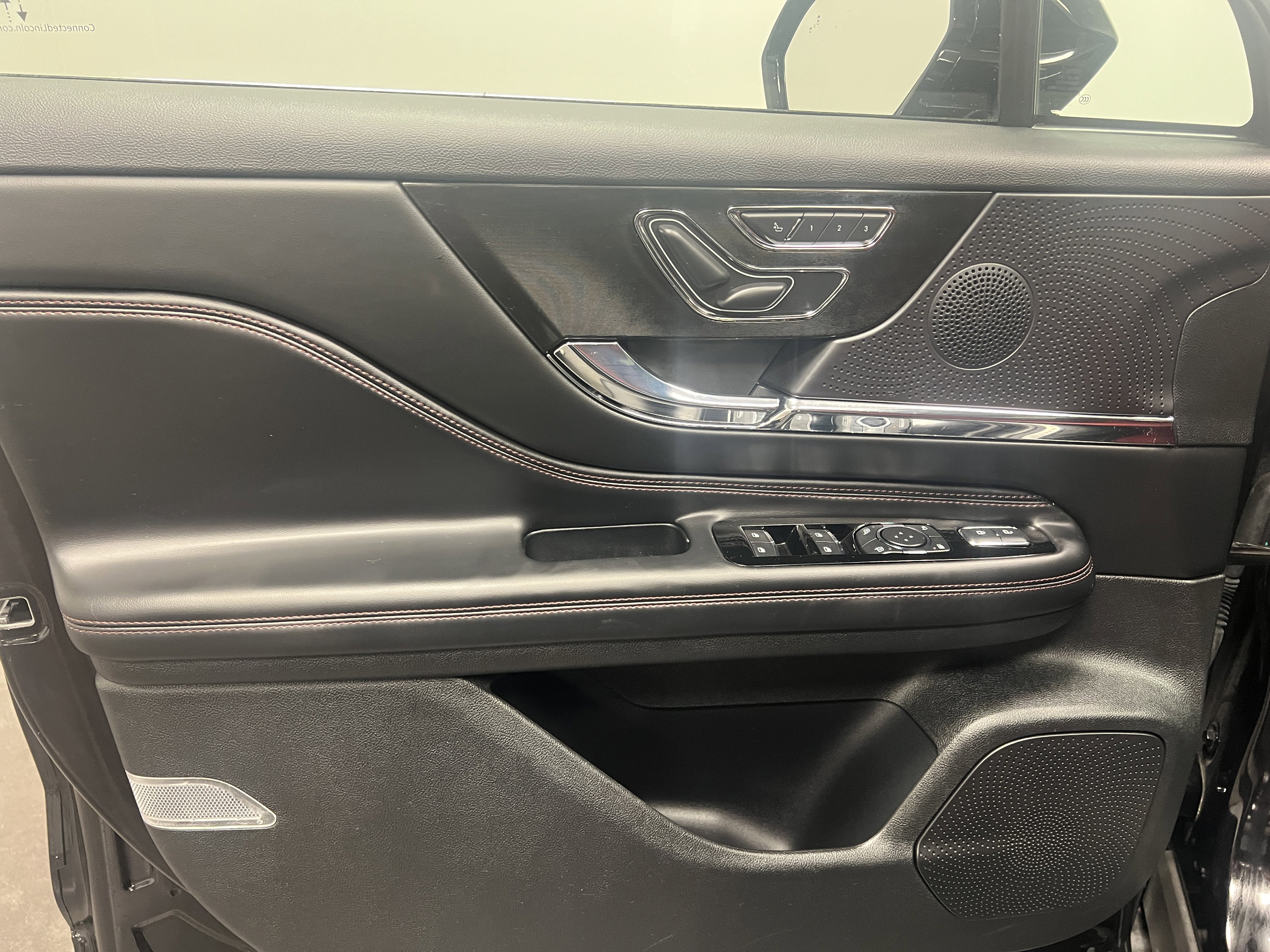 Used 2025 Lincoln Corsair Grand Touring image 18