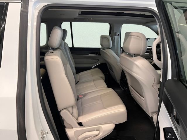Used 2023 Jeep Wagoneer Series III w/ Premium Group I AWD/4WD image 10