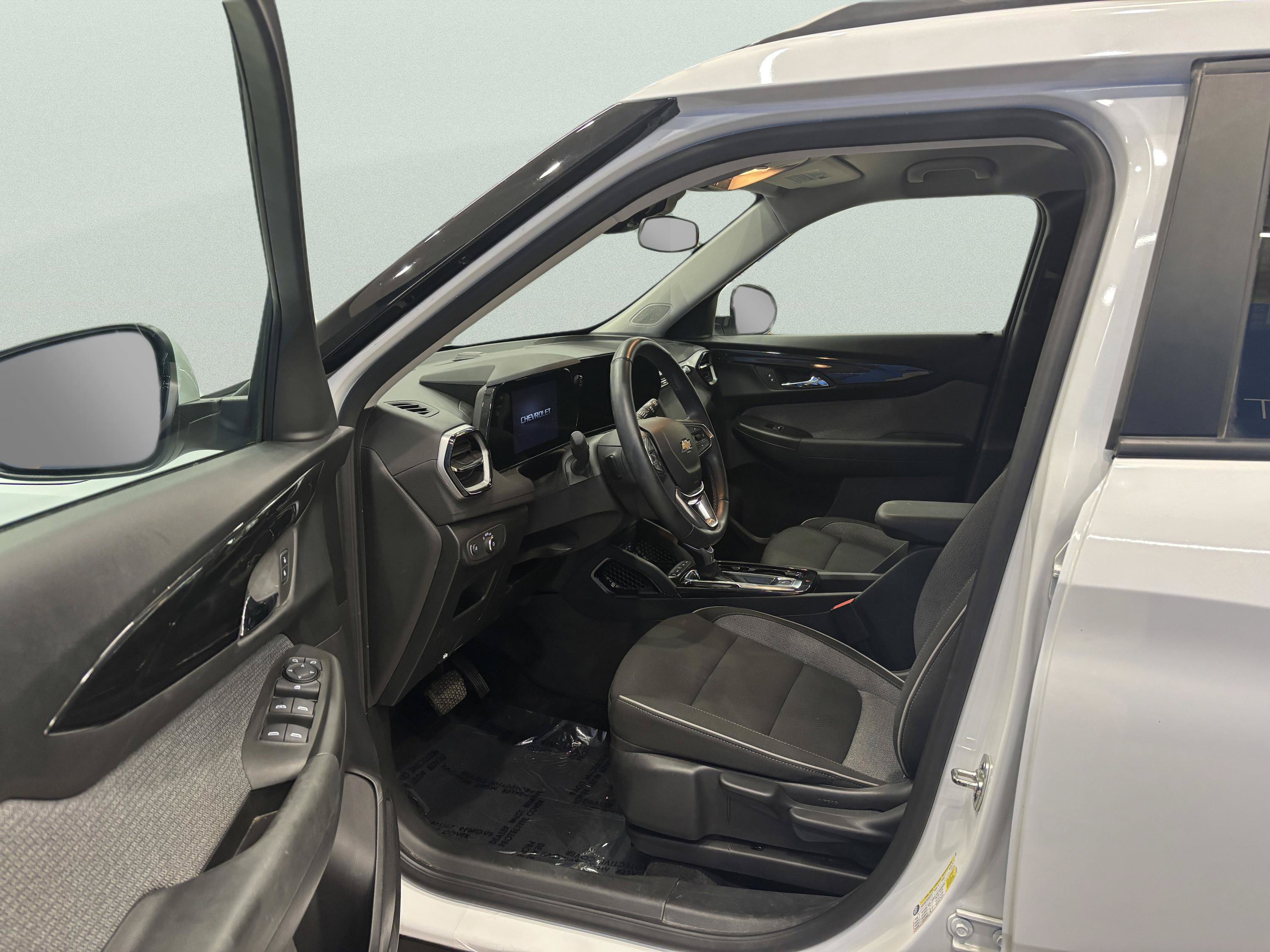 Used 2025 Chevrolet TrailBlazer LT w/ LT Cold Weather Package AWD/4WD image 10