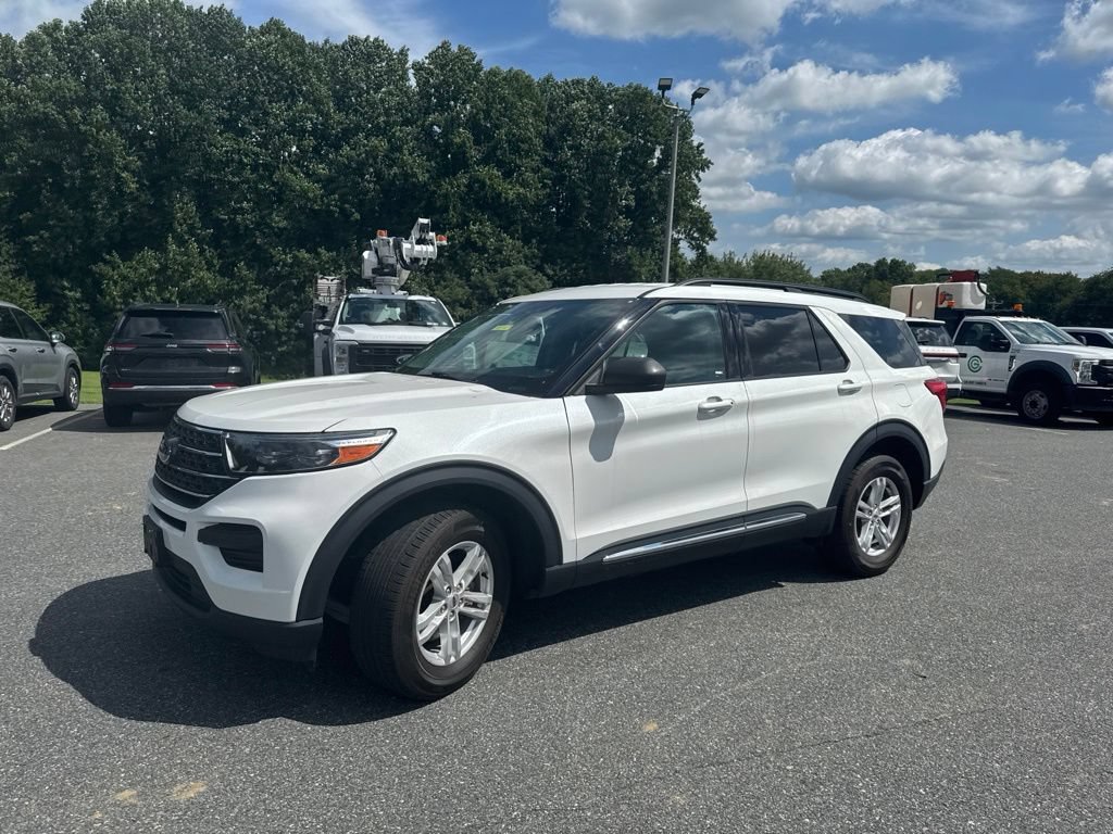 Used 2023 Ford Explorer XLT AWD/4WD image 3