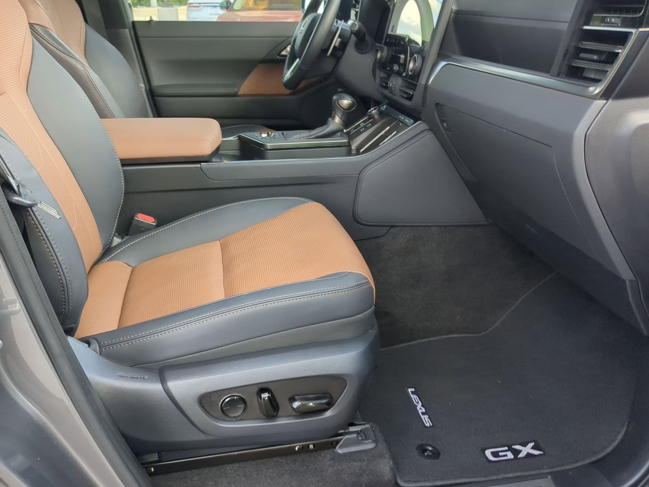 Used 2025 Lexus GX 550 w/ Accessory Package (Z1) AWD/4WD image 24