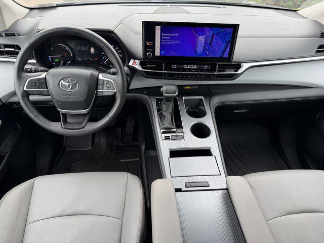 Certified 2025 Toyota Sienna XLE FWD image 9