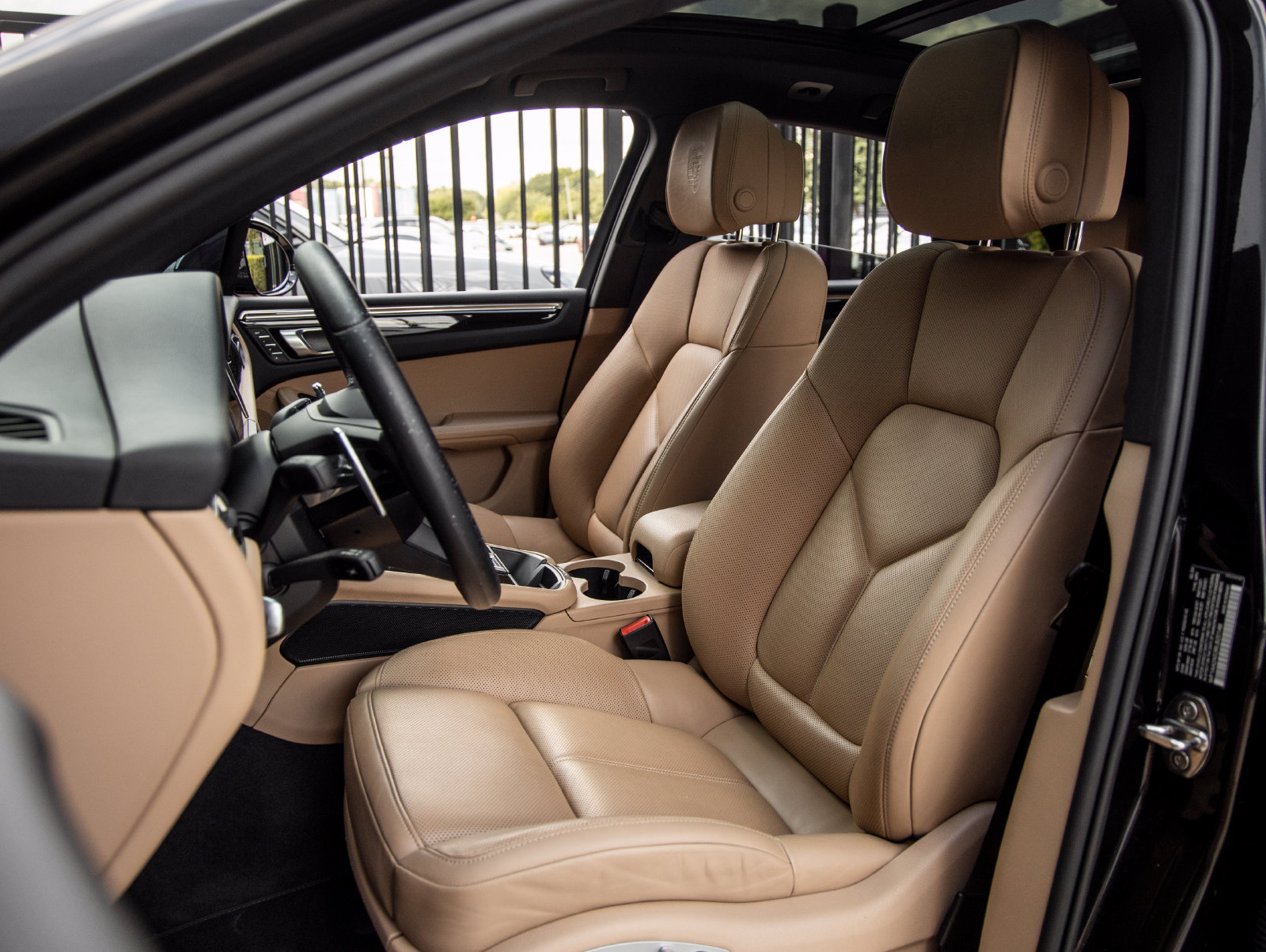 Used 2024 Porsche Macan AWD/4WD image 5