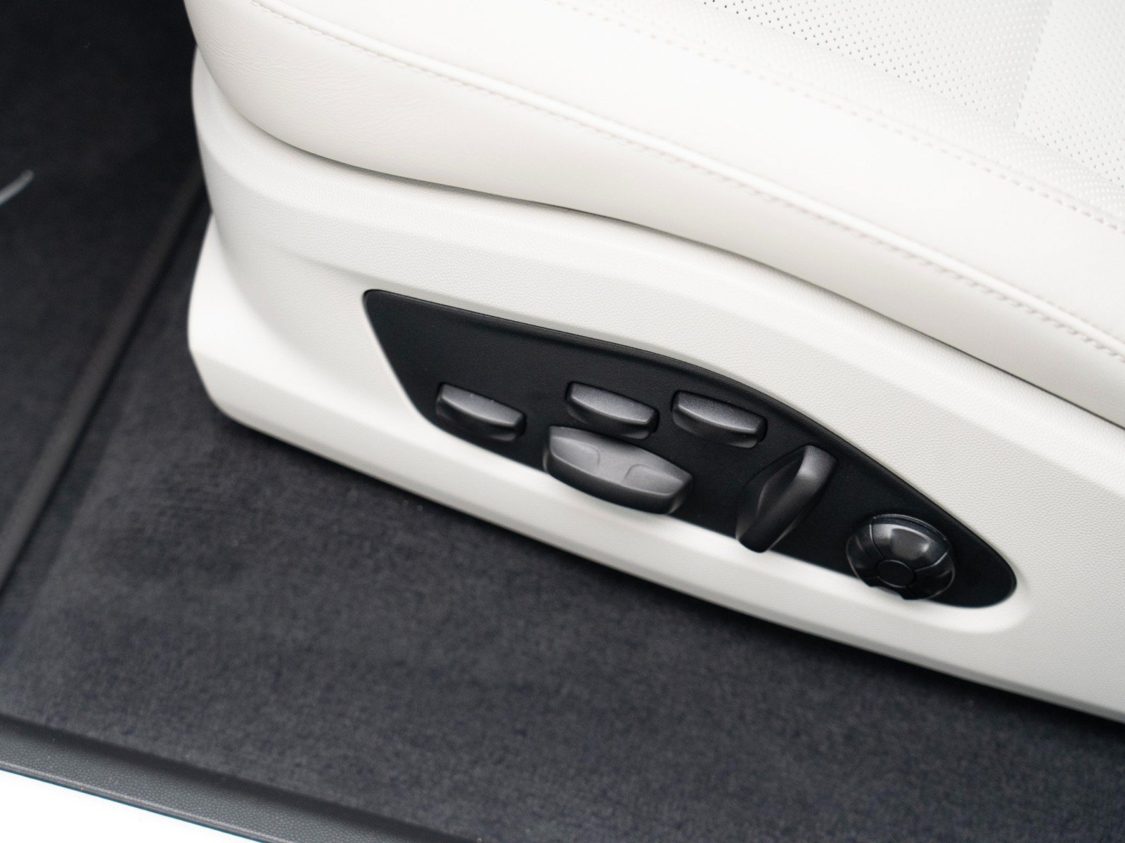 New 2026 Porsche Macan Electric RWD image 16