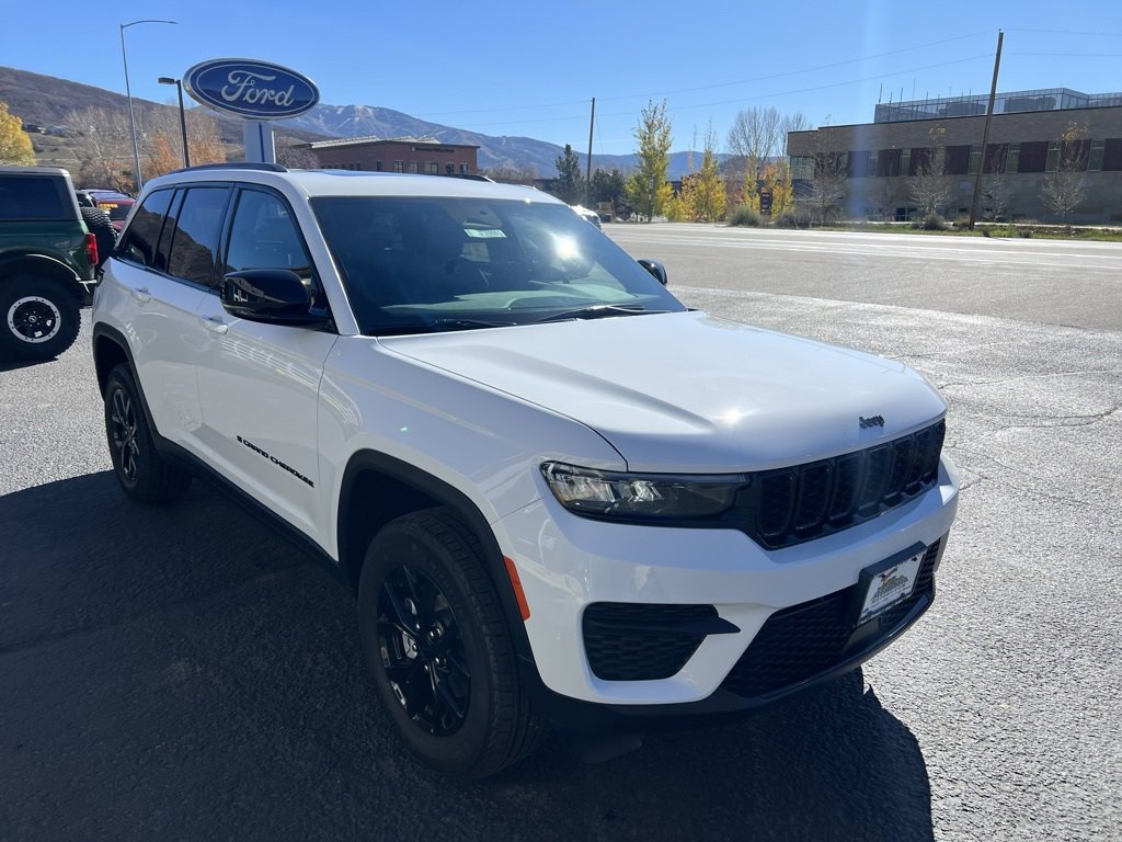 New 2025 Jeep Grand Cherokee Altitude image 7